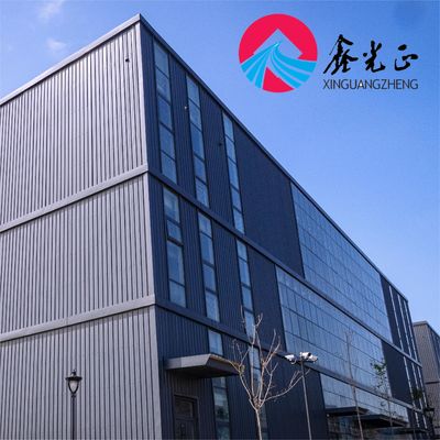 کارگاه سازه فولادی پیشساخته با پنجرههای آلومینیومی