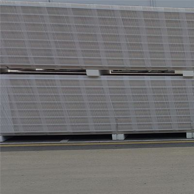 کارگاه سازه فولادی پیشساخته با پنجرههای آلومینیومی