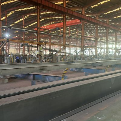 کارگاه سازه فولادی پیش‌ساخته با پنجره‌های آلومینیومی