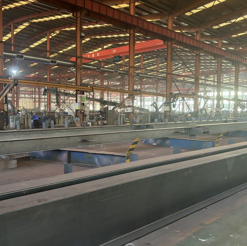 کارگاه سازه فولادی پیشساخته با پنجرههای آلومینیومی